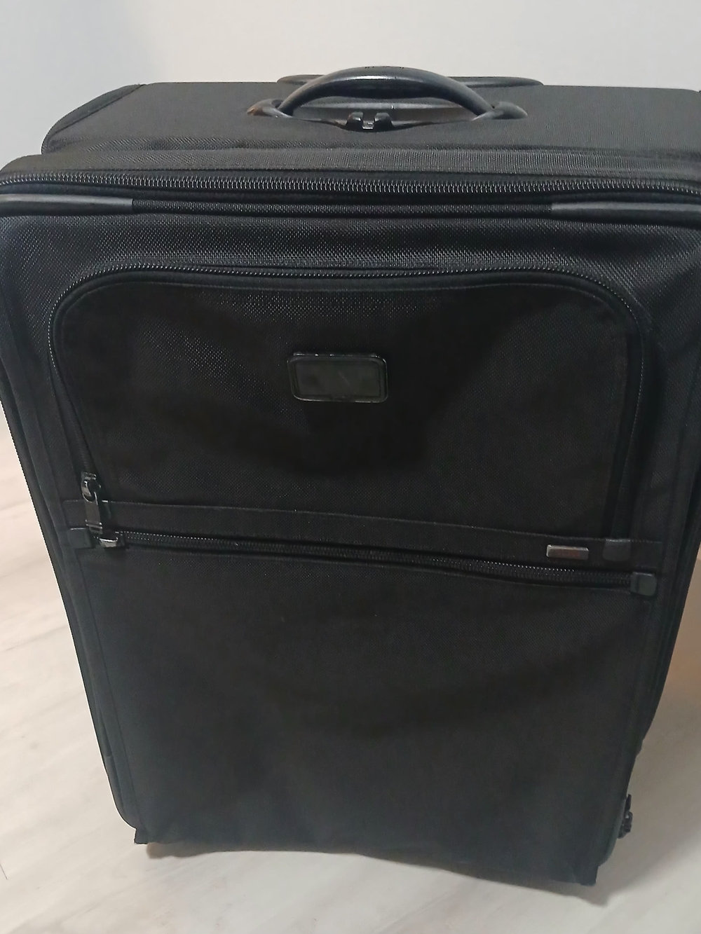 Black Tumi Luggage Bag - Rolling Classic Softside Luggage Suitcase